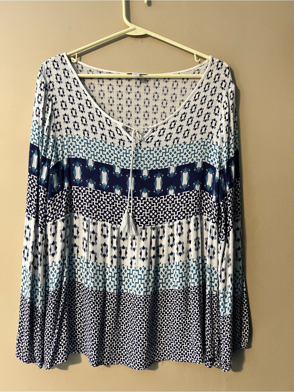 Wrangler long sleeve peasant top with a gentle peplum and tassel tie. Size L